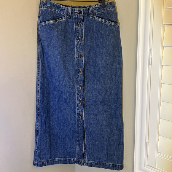 Jones Wear Dresses & Skirts - Jones sport size 8 button down denim skirt
